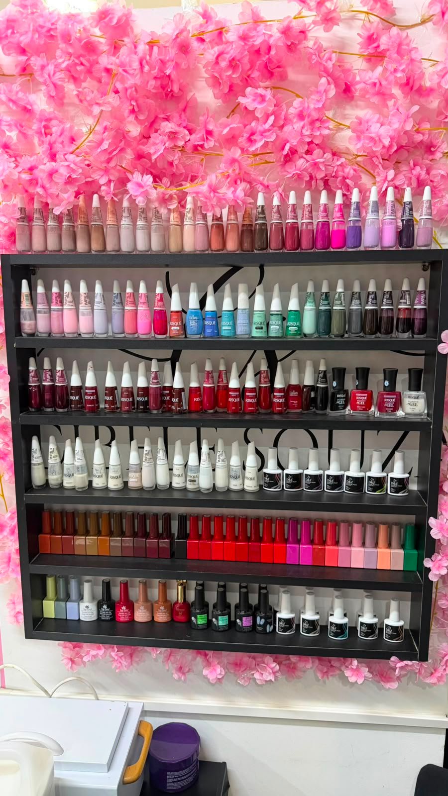 Variedade de esmaltes disponíveis no Studio